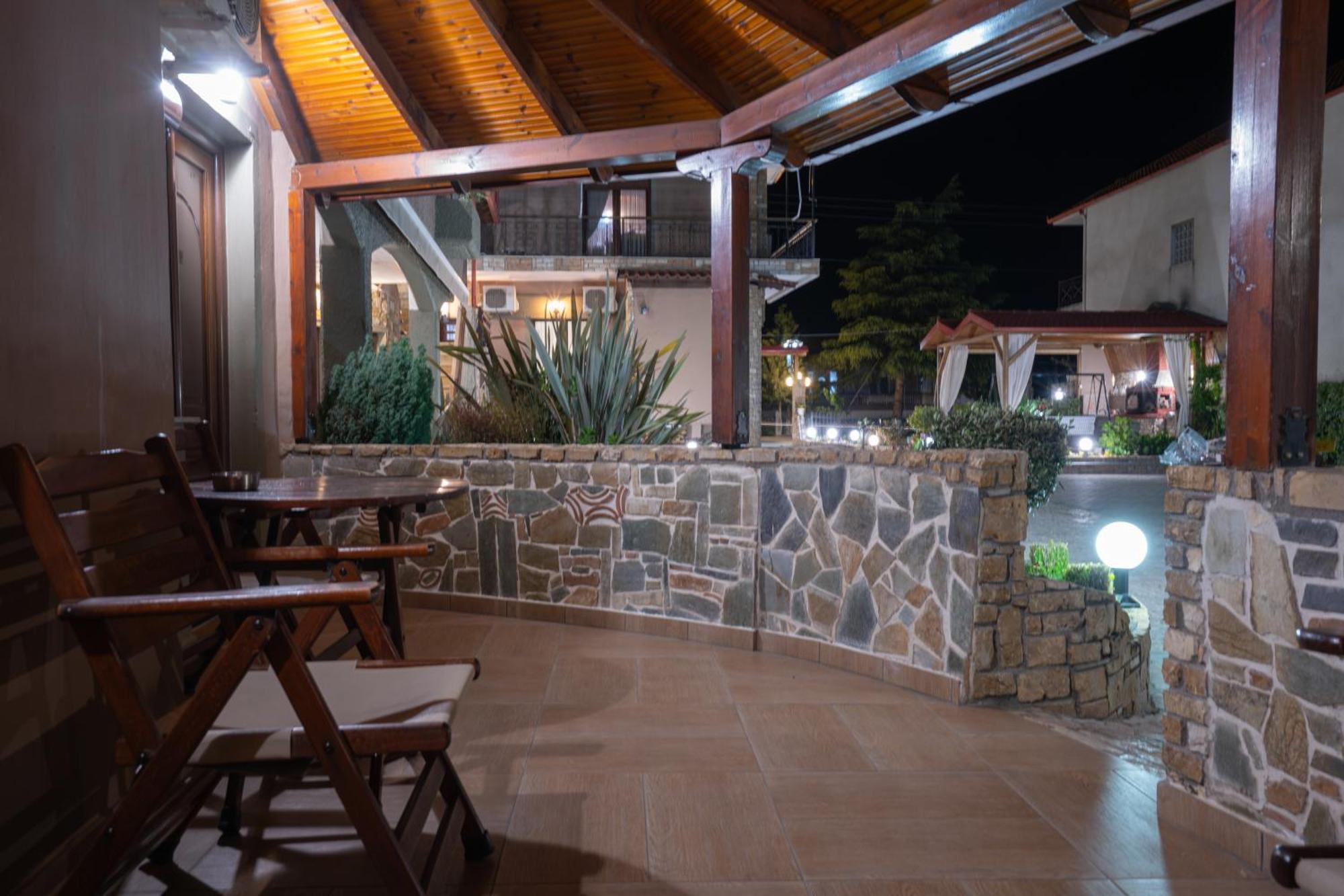 Kallinikos Guesthouse Káto Loutrákion Exteriér fotografie