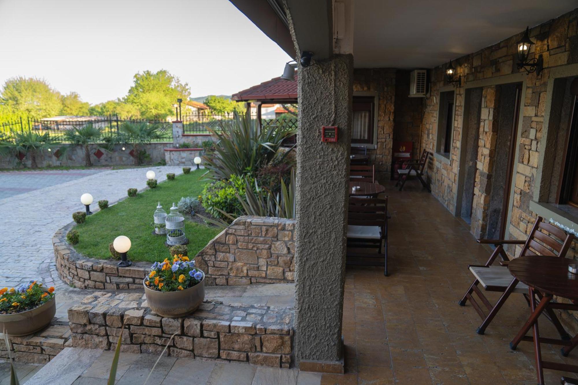 Kallinikos Guesthouse Káto Loutrákion Exteriér fotografie